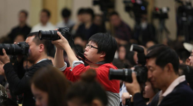 2019年3月7日，外交部发言人鲁抗举行例行记者会。