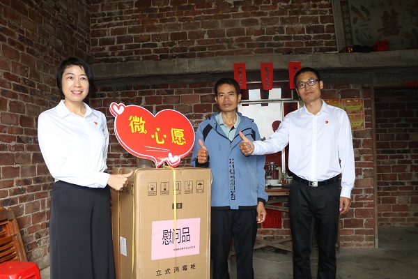 贵港移动桂平分公司与桂平市总工会为困难教师点亮“微心愿”.JPG