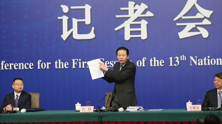 2010年，中国科技热点:“嫦娥”飞上月球，“蛟龙”下海。