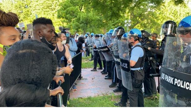 习近平在出席中马经济合作峰会论坛时强调，要抓住机遇，继续谱写互利合作的